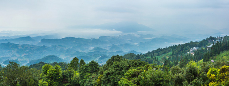 从蒙顶山俯瞰雨城名山美景