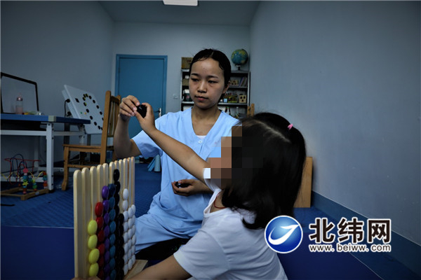 医护人员给孩子进行上肢康复训练2.jpg